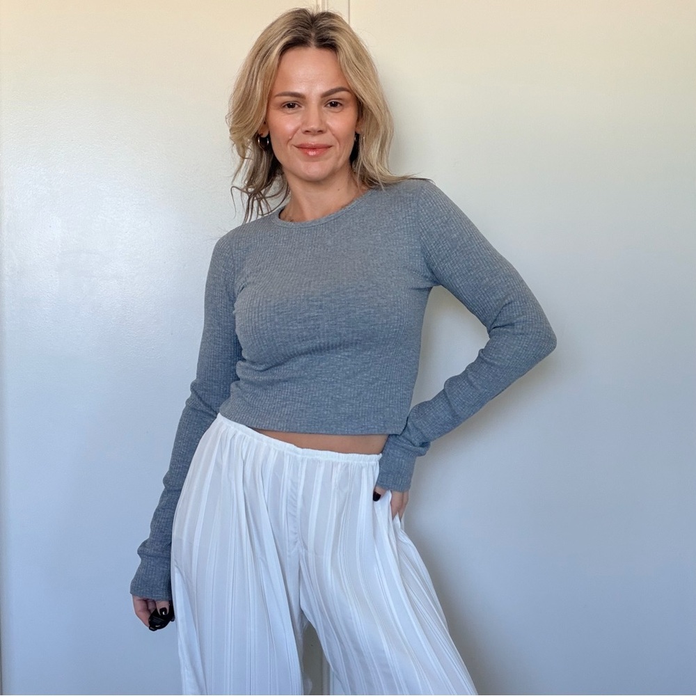 Almina Concept Cropped Fitted Long Sleeve Top in Gray